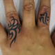 指の梵字とトライバルのカバーアップのタトゥー