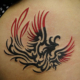 赤と黒の鳳凰のトライバルのタトゥー