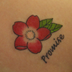 桜の花と文字「promise」のタトゥー