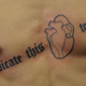 心臓とオールドイングリッシュの文字のタトゥー