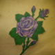 紫色の薔薇のタトゥー