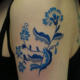 青色系の花のタトゥー