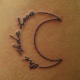 月の形の「Mi Vida Loca」のタトゥー