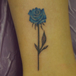 フェミニンな薔薇のタトゥー