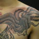 胸から肩への鳳凰のタトゥー
