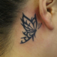 耳の後ろの蝶のタトゥー