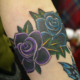 青と紫の薔薇のカバーアップのタトゥー