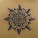 太陽の幾何学模様のタトゥー