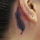 耳裏の羽のタトゥー