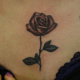 胸元の薔薇のタトゥー