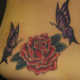 薔薇と蝶のタッチアップのタトゥー