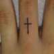 小さい十字架のタトゥー