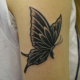 黒色の蝶のカバーアップのタトゥー