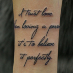 華奢なフォント「I trust love」
