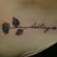 筆記体「destiny」と薔薇のタトゥー