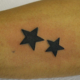 2つの星のタッチアップのタトゥー
