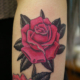 ピンクの薔薇のタトゥー