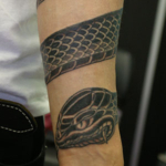 蛇のタッチアップのタトゥー