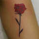 小さな赤い薔薇のタトゥー