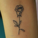 シンプルな薔薇のタトゥー