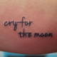 筆記体「cry for the moon」のタトゥー