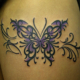 紫の蝶のトライバルのタトゥー