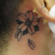 耳裏の桜の花のタトゥー