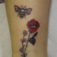 ミツバチと薔薇のタトゥー
