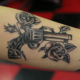 銃と薔薇のタトゥー