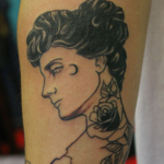女性の顔のカバーアップのタトゥー