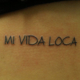 手書き風フォントの「MI VIDA LOCA」のタトゥー