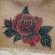 深みのある薔薇のタトゥー