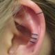 耳への数本のラインのタトゥー