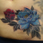 牡丹の花のカバーアップのタトゥー