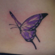 紫色の蝶のタトゥー