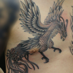 胸から脇腹への鳳凰のタトゥー