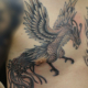 胸から脇腹への鳳凰のタトゥー