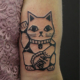 角ばったラインの招き猫のタトゥー