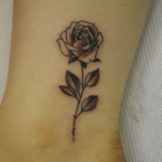 ぼかしをつけた小さな薔薇のタトゥー