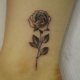 ぼかしをつけた小さな薔薇のタトゥー