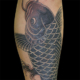 鯉と額のカバーアップのタトゥー