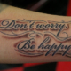 筆記体「Don’t worry. Be happy.」のタトゥー