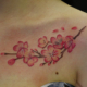 桜の花と花びらと枝のタトゥー
