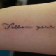筆記体「Follow your heart」のタトゥー