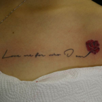 薔薇と筆記体のレタリングのタトゥー