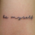 筆記体の文字「be myself」のタトゥー
