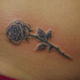 小さい薔薇のタトゥー