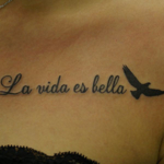 スペイン語「La vida es bella」と鳥のタトゥー