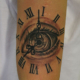 時計と目のタトゥー