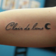 筆記体のフランス語「Clair de lune」のタトゥー